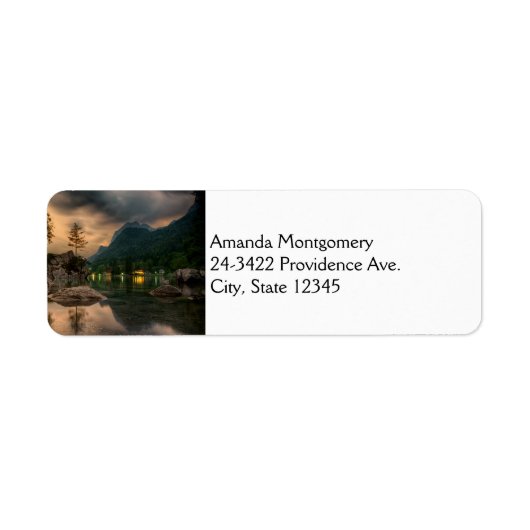 Het prachtige bergmeer in de Evening Foto Etiket (Voorkant)
