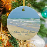 Het prachtige huis van de Aangepaste Familienaam J Keramisch Ornament<br><div class="desc">Mooie strandversiering met prachtige zeebodemfotografie met een  zandpiper die op een zonnige zomerdag aan de rand van de oceaangolven staat. Mooie blauwe groene golven rollen op de zandkust waar jouw naam gepersonaliseerd is in schattige blauwgroen typografie. Een mooi kerstcadeau voor een dochter,  moeder,  grootmoeder of kleindochter.</div>