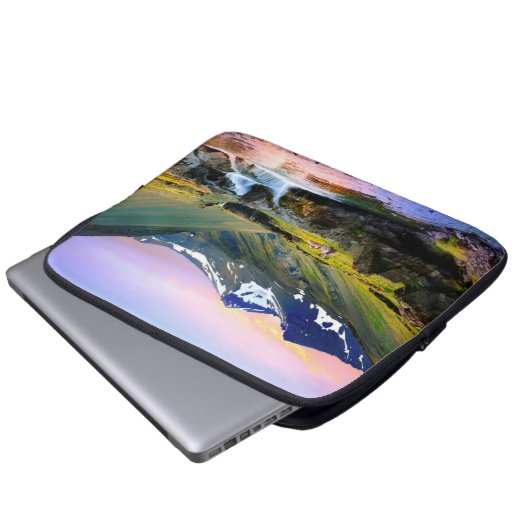 Het prachtige landschapslandschap van IJsland Laptop Sleeve (Voorkant onderkant)