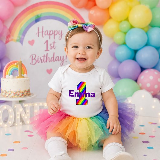 Het regenboog gestreepte shirt voor het eerste ver