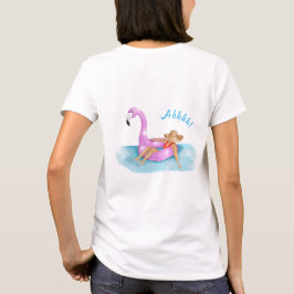 Het relaxen in een pool op een roze flamingo vlott t-shirt
