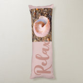 Het Relaxeren van de Zeeslag van de Koek in het Ve Lichaamskussen (Achterkant (Verticaal))