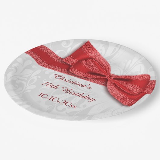 het Rode Damast van de 70ste Verjaardag en Boog Papieren Bordje (Gekanteld)