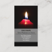 Het rode kaarslicht verlicht het donker visitekaartje (Achterkant)
