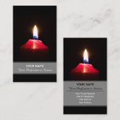 Het rode kaarslicht verlicht het donker visitekaartje (Voorkant / Achterkant)