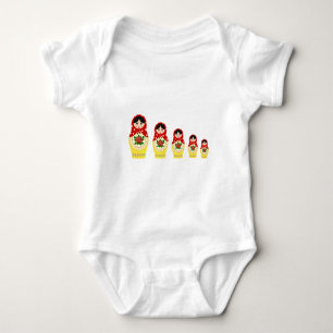 Het rode Russische matryoshka het nestelen shirt