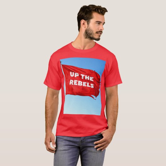 Het rode T-shirt van de Rebels (Voorkant volledig)