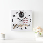 Het rode wijnglas en kurkt vierkante klok (Huis)