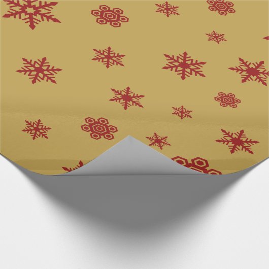 Het Rood van het Patroon van sneeuwvlokken op Goud Cadeaupapier (Hoek)