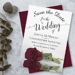 Het Roos Burgundy Elegant Romantic Wedding Save The Date<br><div class="desc">Deze bruiloft Save the Date-kaart is romantisch, elegant, stijlvol en mooi. Het bevat een foto van een enkel langwerpig gekleurd roos dat met een laag golven en rimpels in een pool van water reflecteert. De tekst is een fancy manuscriptkalligrafie op een witte achtergrond. Op de achterzijde is een gemarmerde Bourgogne,...</div>