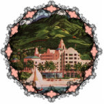 Het Royal Hawaiian Hotel Ornament Fotobeeldje Ornament<br><div class="desc">De foto van het Royal Hawaiian Hotel op Honolulu in heldere,  levendige kleuren maakt een fantastische vakantieversiering voor de boom.</div>