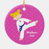 Het roze Gepersonaliseerde Meisje van de Karate Keramisch Ornament (Achterkant)