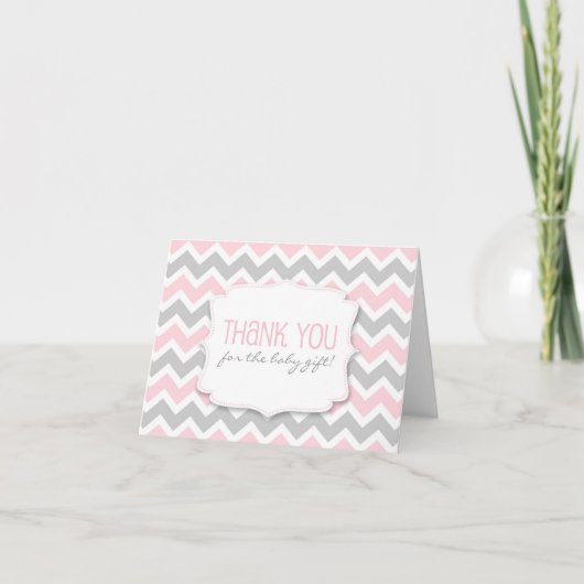 Het roze Grijze Baby shower van de Chevron dankt u Bedankkaart (Voorkant)