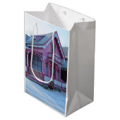 Het Roze Huis in Snow - Martha's wijntuin Medium Cadeauzakje (Voorkant Gekanteld)