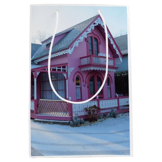 Het Roze Huis in Snow - Martha's wijntuin Medium Cadeauzakje (Voorkant)
