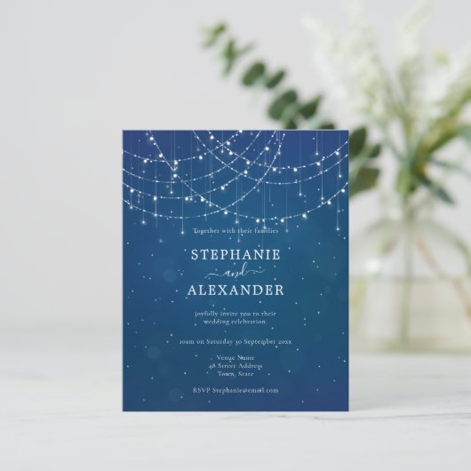 Het Rustic Blue String Lights Wedding Invite van b (Staand voorkant)