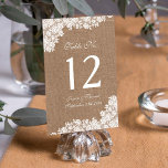 Het Rustic Burlap en het  witte Collectie Kaart<br><div class="desc">Het rustic burlap & witte collectie van de kant van de lace is een verbluffend ontwerp met een mooie rustic burlap effect achtergrond met een romantische witte rand effect trim. Deze tabelnummerkaarten kunnen speciaal voor uw speciale gelegenheid worden gepersonaliseerd en maken het perfecte tafels voor uw bruiloft, vrijgezellenfeest, verlovingsfeest, verjaardagsfeest...</div>