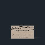 Het Rustic Kraft String Lights Wedding Collectie Plaatskaartje<br><div class="desc">Vier in stijl met deze rustieke en zeer trendy trouwplaatskaarten. Het ontwerp is gemakkelijk te personaliseren met uw speciale evenementenbewoording en uw gasten zullen blij zijn wanneer ze deze fantastische plaatskaarten zien.</div>