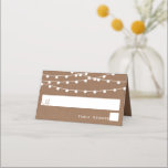 Het Rustic Kraft String Lights Wedding Collectie Plaatskaartje<br><div class="desc">Viel in stijl met deze roerige en zeer trendy trouwplaatskaarten. Het ontwerp is gemakkelijk te personaliseren met uw speciale gebeurtenisformulering en uw gasten zullen enthousiast zijn wanneer zij deze geweldige plaatskaarten zien.</div>