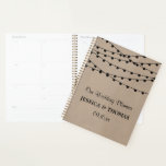 Het Rustic Kraft String Lights Wedding Collectie Planner<br><div class="desc">Maak je klaar voor je grote dag in stijl met deze elegante en zeer trendy weddingplanner. Het ontwerp is gemakkelijk te personaliseren met uw eigen namen en trouwdatum en u kunt al uw ontwerpideeën, belangrijke huwelijksinformatie en veel veiliger samen in deze gepersonaliseerde planner houden. Overeenkomende bruidsartikelen zijn te vinden in...</div>