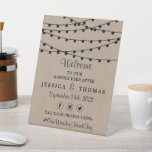Het Rustic Kraft String Lights Wedding Collectie Reclamebord Met Voetstuk<br><div class="desc">Vier in stijl met dit rustieke en zeer elegante bruiloft welkomstbord. Dit ontwerp is gemakkelijk te personaliseren met uw speciale eventformulering en uw gasten zullen opgetogen zijn wanneer zij dit fabelachtige teken zien. Overeenkomende bruidsartikelen zijn te vinden in het collectie.</div>