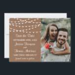 Het Rustic Kraft String Lights Wedding Collectie Save The Date<br><div class="desc">Vier in stijl met deze rustieke en zeer trendy trouwfoto bewaar de datumkaarten. Voeg eenvoudig uw eigen aangepaste bewoording en foto toe aan het ontwerp met behulp van de sjabloon-vakken of klik om verder aan te passen om meer geavanceerde wijzigingen aan te brengen. Overeenkomende bruidsartikelen zijn te vinden in het...</div>