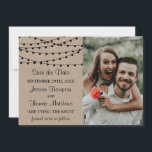 Het Rustic Kraft String Lights Wedding Collectie Save The Date<br><div class="desc">Vier in stijl met deze rustieke en zeer trendy trouwfoto bewaar de datumkaarten. Voeg eenvoudig uw eigen aangepaste bewoording en foto toe aan het ontwerp met behulp van de sjabloon-vakken of klik om verder aan te passen om meer geavanceerde wijzigingen aan te brengen. Overeenkomende bruidsartikelen zijn te vinden in het...</div>