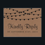 Het Rustic Kraft String Lights Wedding Collectie Uitnodiging Briefkaart<br><div class="desc">Eenvoudig maar toch elegant, de string lichten op rustieke Kraft bruiloft collectie is een prachtig ontwerp met mooie witte hanging string lichten op een Kraft effect achtergrond, die perfect is voor elke rustieke bruiloft viering. Deze RSVP-briefkaarten kunnen worden gepersonaliseerd voor uw speciale gelegenheid en zouden de perfecte antwoordkaart maken voor...</div>