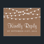 Het Rustic Kraft String Lights Wedding Collectie Uitnodiging Briefkaart<br><div class="desc">Eenvoudig maar toch elegant, de string lichten op rustieke Kraft bruiloft collectie is een prachtig ontwerp met mooie witte hanging string lichten op een Kraft effect achtergrond, die perfect is voor elke rustieke bruiloft viering. Deze RSVP-briefkaarten kunnen worden gepersonaliseerd voor uw speciale gelegenheid en zouden de perfecte antwoordkaart maken voor...</div>