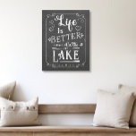 Het rustieke leven is beter op het Lake Chalkboard Canvas Afdruk<br><div class="desc">Deze boerderij stijl typografie canvas kunst aan de muur heeft een krijtbord kunst gevoel,  met zijn schoolbord achtergrond en witte tekst lettertypen. Het is perfect voor een huis aan het meer of voor iedereen die graag bij het meer is. Creëer door Simply Farmhouse Press.</div>