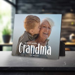 Het Schattigee fotocadeau van de meest geliefde om Fotoplaat<br><div class="desc">Laat een grootmoeder weten hoeveel ze hier van houdt; Schattigee Modern Custom Photo Grandma Plaque. Het ontwerp is voorzien van leuke witte typografie met de tekst 'The Most Loved OMA'. Upload eenvoudig uw favoriete afbeelding en personaliseer de naam / namen van wie het is. Tekstkleur kan worden gewijzigd met het...</div>