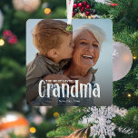 Het Schattigee geschenk van de meest geliefde oma Metalen Ornament<br><div class="desc">Laat een oma weten hoeveel ze hier van houdt; Schattige Modern Custom Photo Grandma Christmas Ornament. Het ontwerp is voorzien van leuke witte typografie met de tekst 'The Most Loved OMA'. Upload eenvoudig uw favoriete afbeelding en personaliseer de naam / namen van wie het is. Tekstkleur kan worden gewijzigd met...</div>