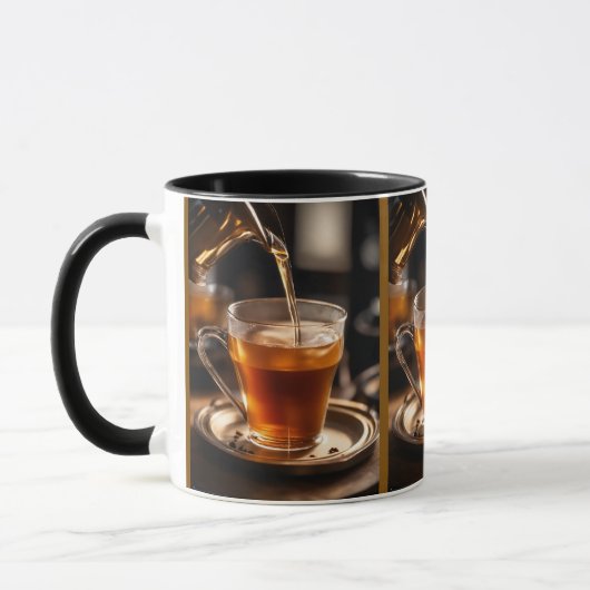 Het schenken van hete kruidenthee in een glazen ko mok (Links)