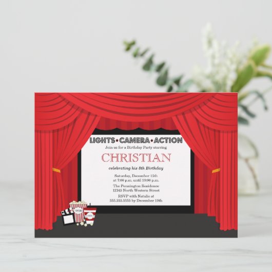 Het scherm van de film en gordijn de uitnodiging v (Staand voorkant)