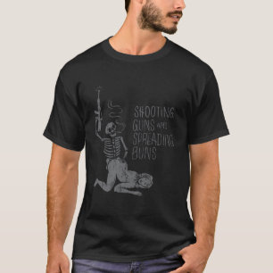 Het schieten van Pistolen en het verspreiden van b T-shirt