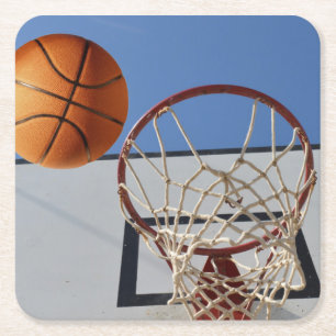Het scoren van punten basketbal gaat door een hoep kartonnen onderzetters