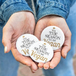 Het seizoen voor de Rendy Kerst van de Vegan Magneet<br><div class="desc">Dit is het seizoen dat Vegan wordt,  witte kerstmagneet met zwarte en goudtitel in moderne lettertypen,  met een kleine gouden ster</div>