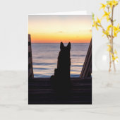 Het silhouet van de Duitse herder vlak voor zonsop Kaart (Gele Bloem)