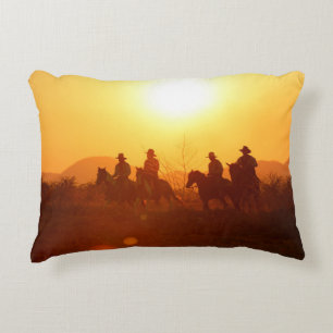 Het silhouet van de rijder als cowboy-outfit kostu accent kussen