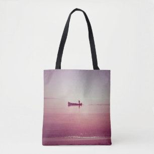 Het silhouet van de visser met boot in het zee v tote bag
