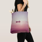 Het silhouet van de visser met boot in het zee v tote bag (Dichtbij)