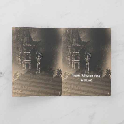 Het skelet met Viool durft u uit te komen & te Kaart (Binnen)