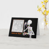 Het Skelet van Halloween behandelt (fotolijst) Kaart (Gele Bloem)