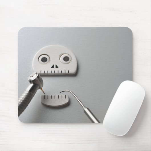 Het skelet waarvoor een tandheelkundige behandelin muismat (Met muis)