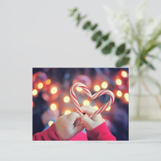 Het snoep van de holdingsKerstmis van het kind met Feestdagenkaart (Staand voorkant)