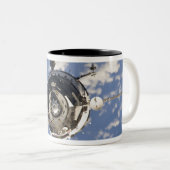 Het Soyuz TMA-01M-ruimtevaartuig Tweekleurige Koffiemok (Voorkant rechts)