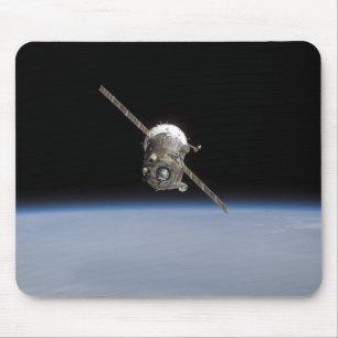 Het Soyuz TMA-11-ruimtevaartuig boven de aarde Muismat
