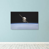 Het Soyuz TMA-11-ruimtevaartuig boven het aardoppe Canvas Afdruk (Insitu (Houten vloer))