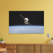 Het Soyuz TMA-11-ruimtevaartuig boven het aardoppe Canvas Afdruk (Insitu (Woonkamer))