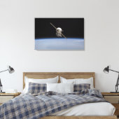 Het Soyuz TMA-11-ruimtevaartuig boven het aardoppe Canvas Afdruk (Insitu (Slaapkamer))